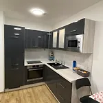 Modern Apartment With Free Parking 500M Away